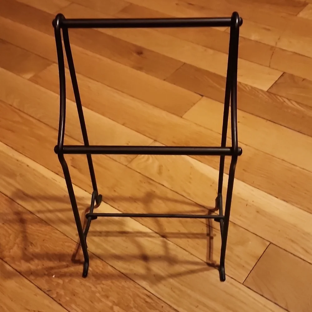 Hand towel rack. (Bronze)